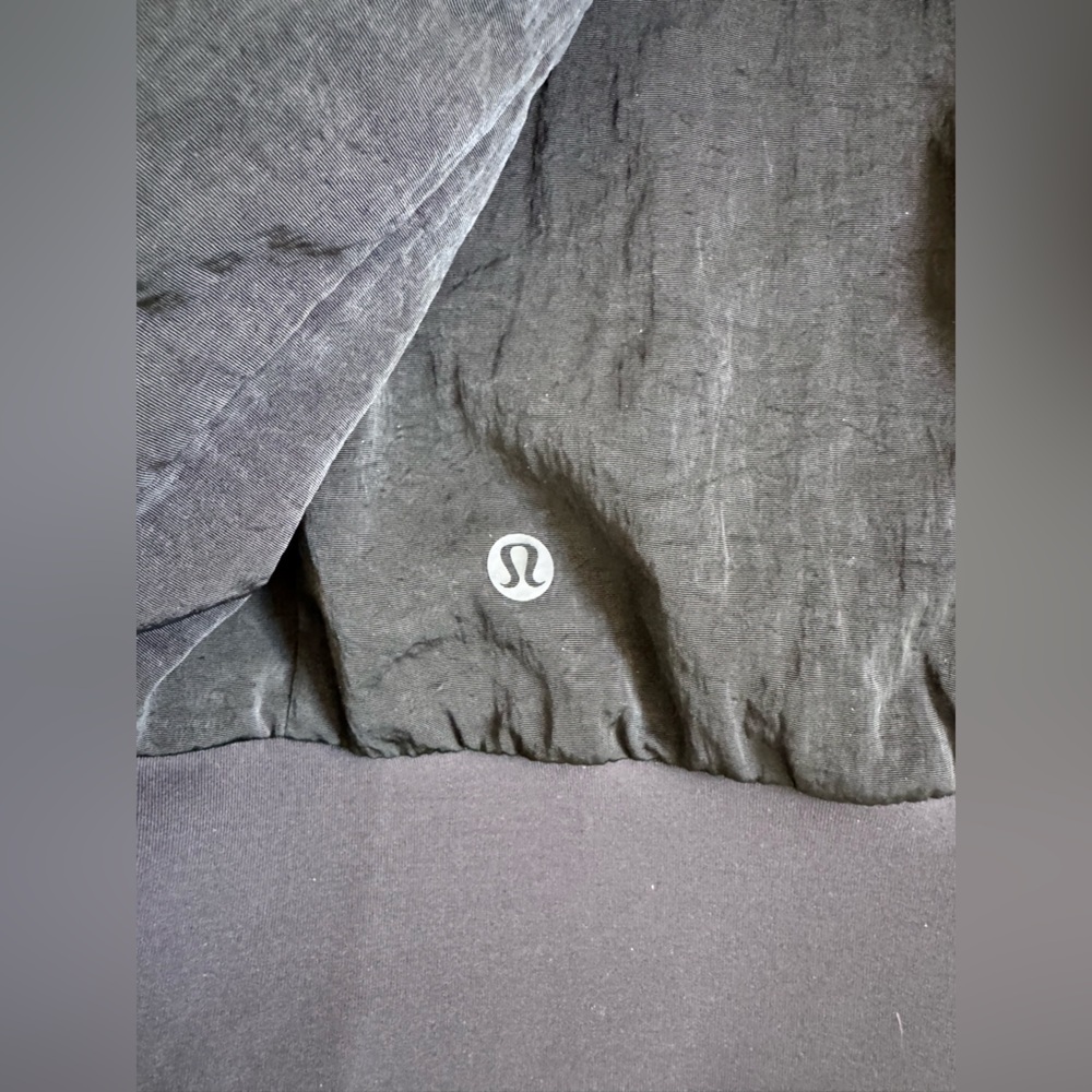 Lululemon, Reversible Bomber Jacket. Size 4 - Picture 7 of 10
